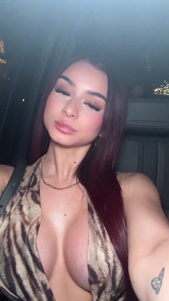 Andiegen aka Andie elle Video Show Boobs On Car
